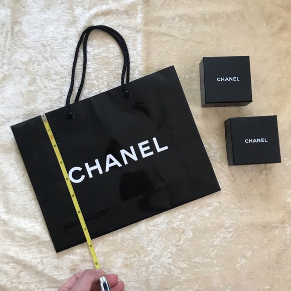 Authentic Chanel shopping bag - Picture 2 of 6